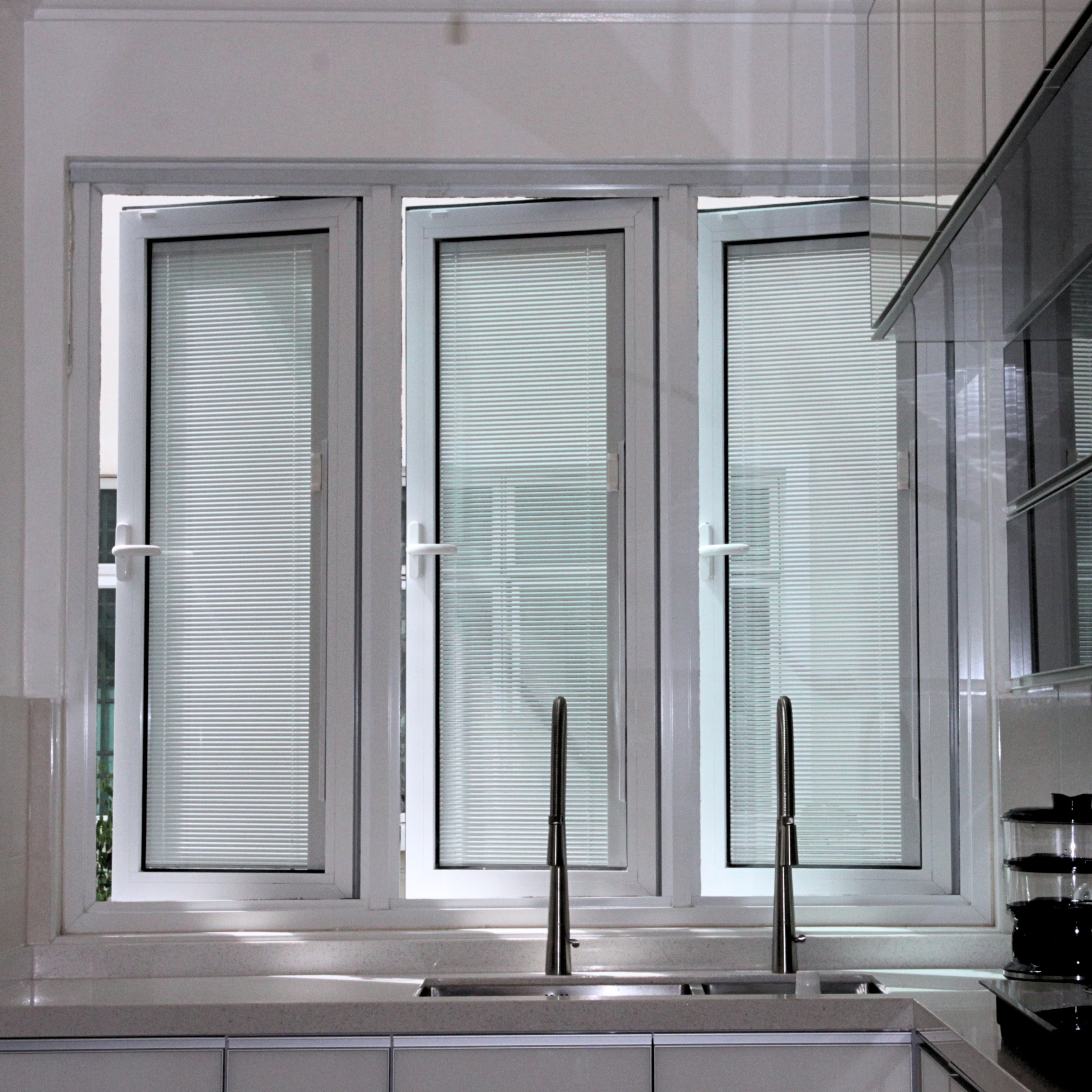 EB - Enclosed Blinds